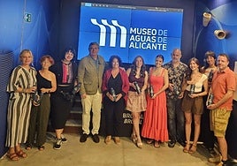 Martín Sanz, director de Comunicación y Relaciones Externas de Aguas de Alicante, junto a artistas y colectivos participantes en la agenda cultural del museo.