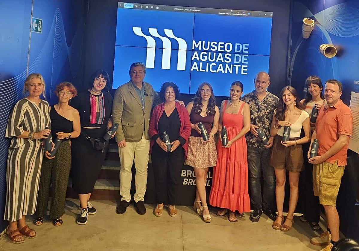 Martín Sanz, director de Comunicación y Relaciones Externas de Aguas de Alicante, junto a artistas y colectivos participantes en la agenda cultural del museo.