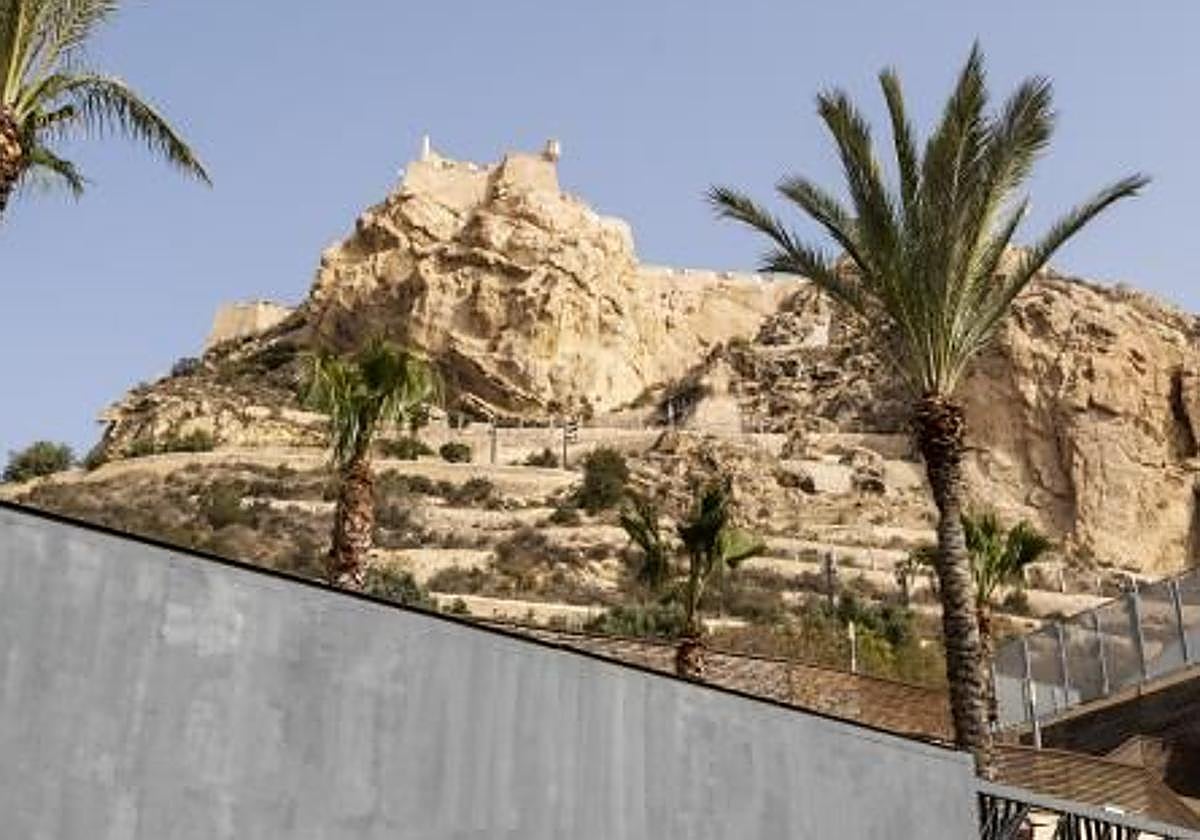 Castillo de Santa Bárbara, visto desde el parque de La Ereta.