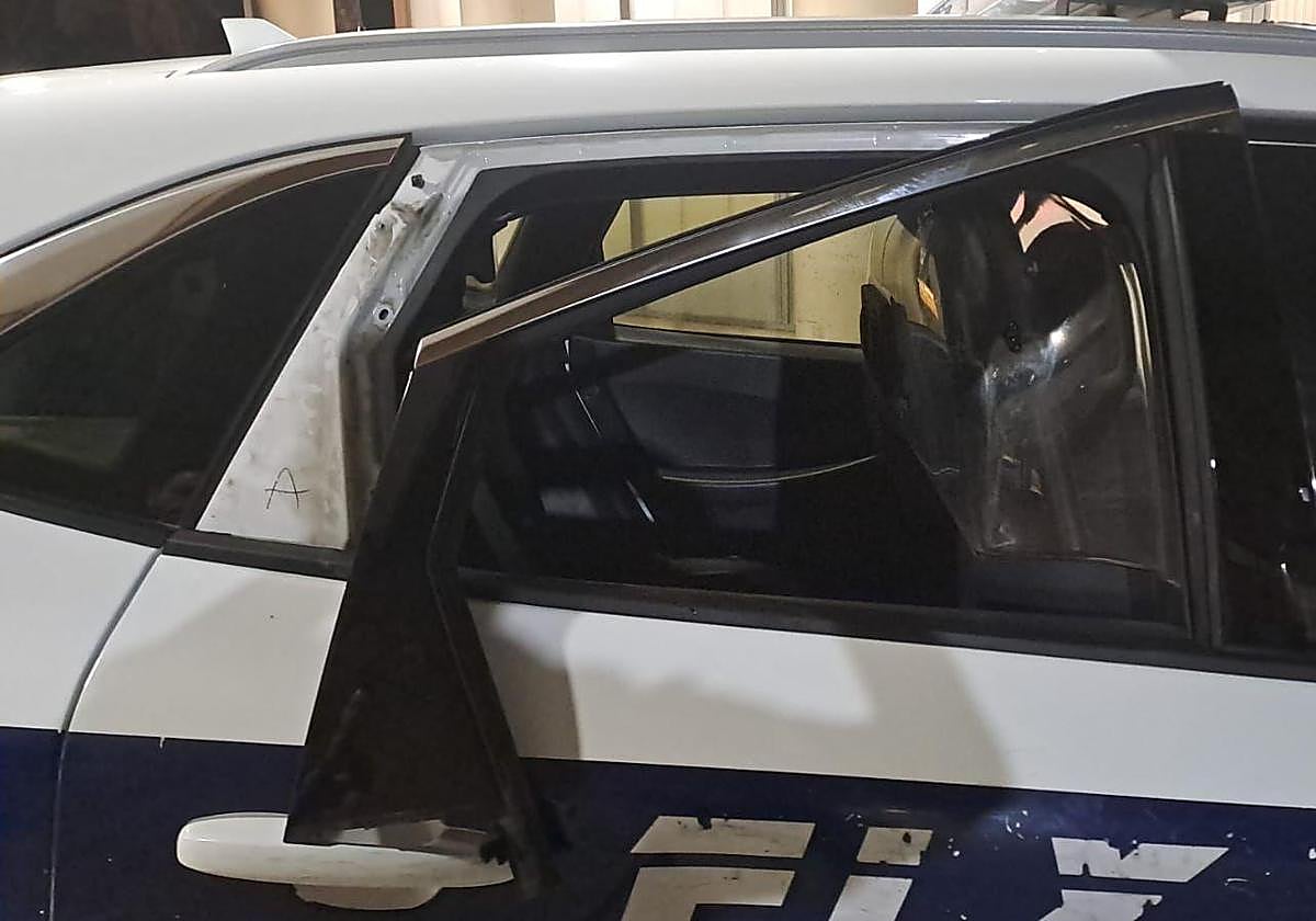 Así quedó el coche patrulla que trasladó al detenido a dependencias policiales.