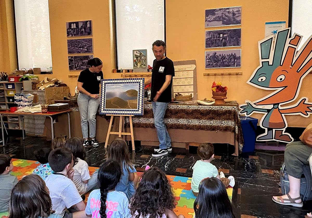 Niños y niñas participan en talleres creativos de la Escuela de Verano del MARQ dentro de la campaña 'Veranea 2025'.