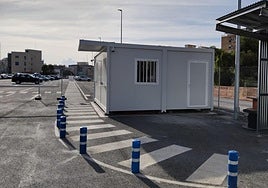 Caseta de entrada al aparcamiento de la estación de Adif de Alicante.