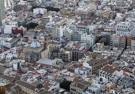 Vista aérea de Alicante, donde se aprecia el Ayuntamiento y la concatedral de San Nicolás, entre otros edificios.