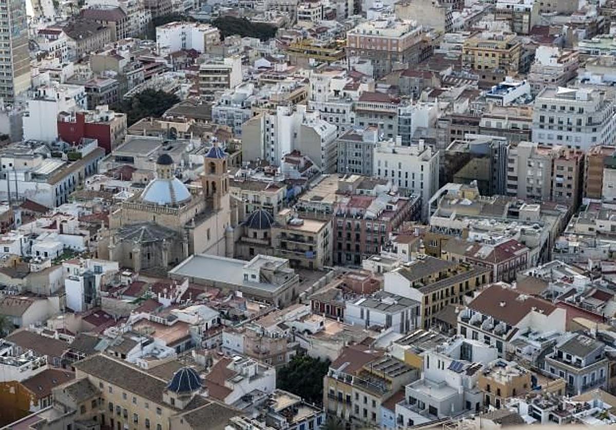 Vista aérea de Alicante, donde se aprecia el Ayuntamiento y la concatedral de San Nicolás, entre otros edificios.