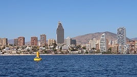 Boya instalada en una de las playas de Benidorm.