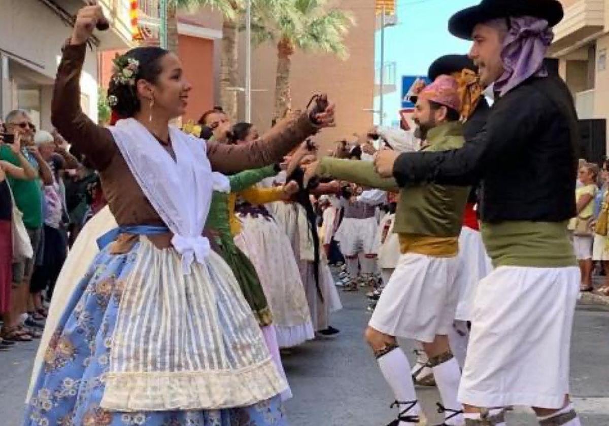 Se trata de cursos para aprender danzas populares de L'Alacantí, que en El Campello tienen pleno protagonismo el 9 d'Octubre, día de la Comunidad Valenciana.