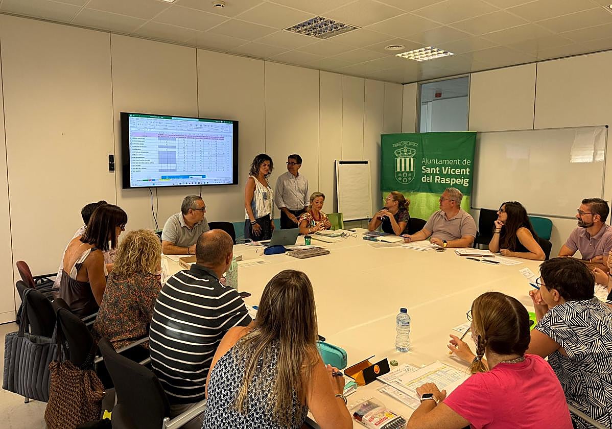 Encuentro del gobierno municipal con integrantes de la comunidad educativa antes del inicio el curso.