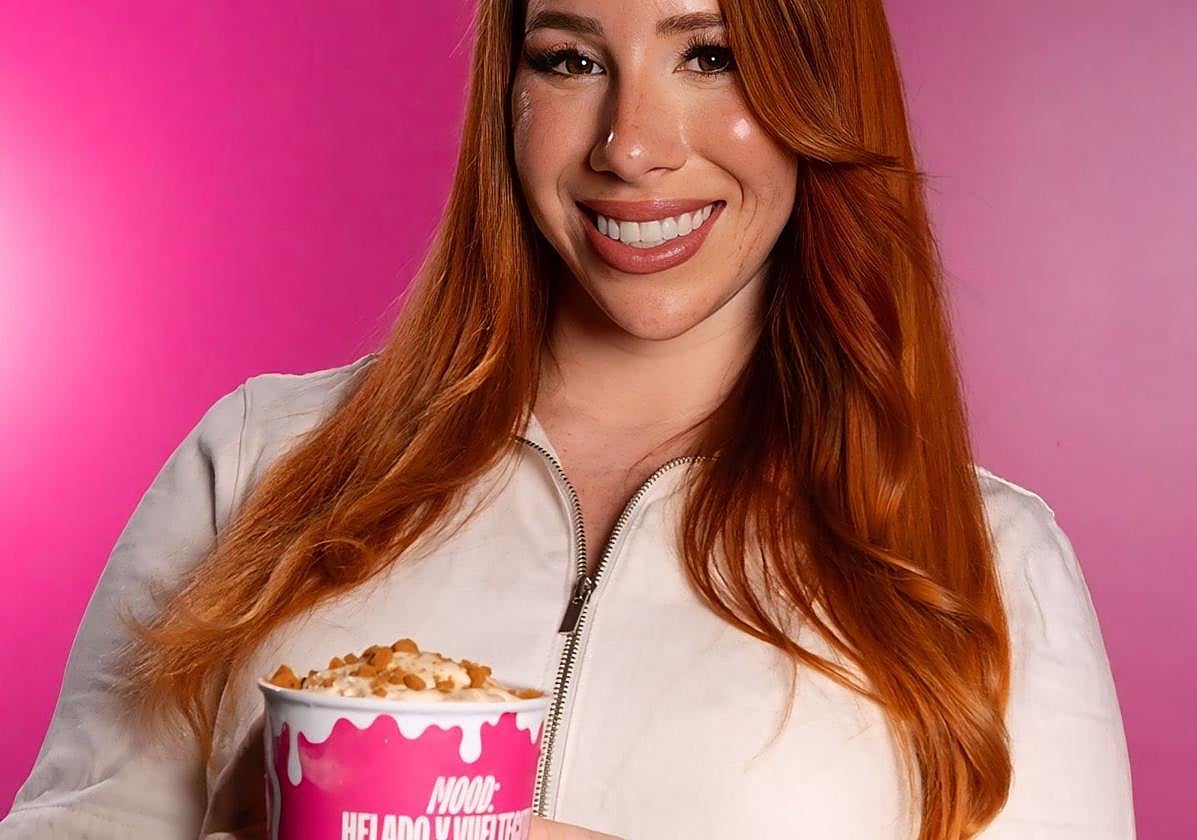 Julia Sala, con uno de sus nuevos helados de 'cheesecake' de sabores.