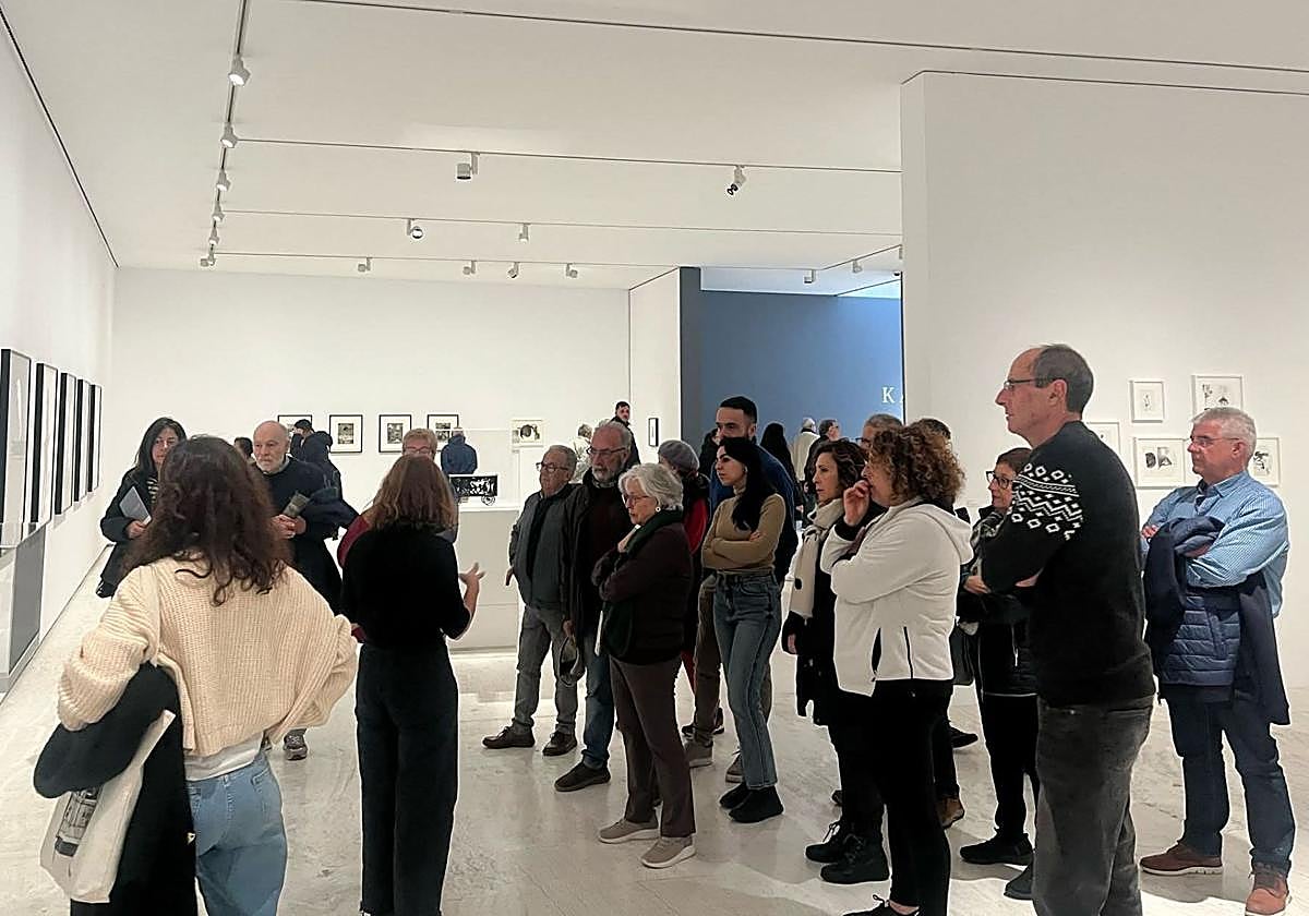 Visitantes a la exposición de Kara Walker.