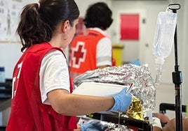 Integrante de Cruz Roja durante el operativo de asistencia.