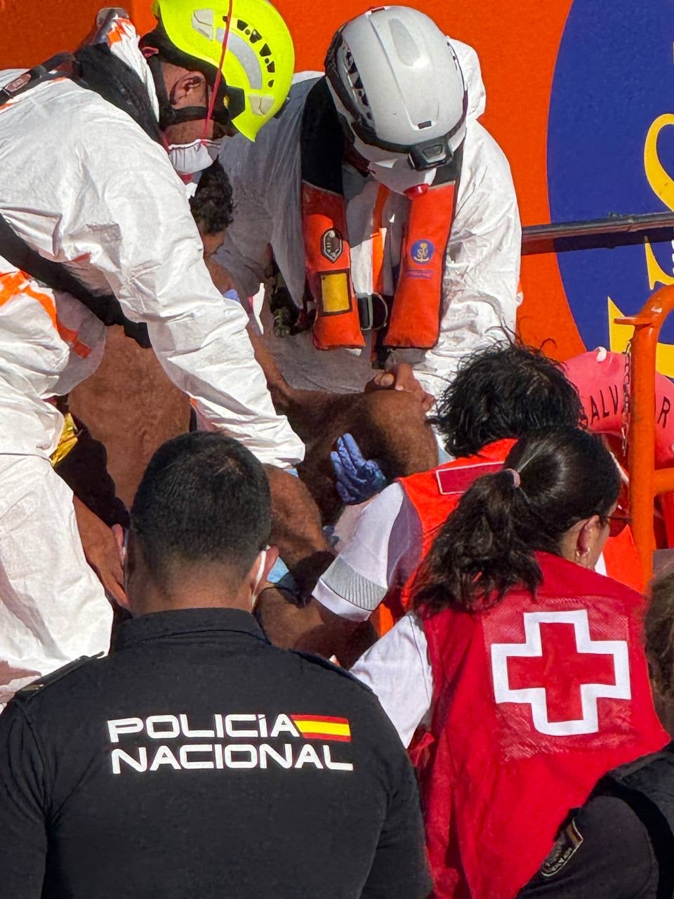 Llegada al puerto de Alicante del operativo de rescate.