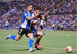 Fran Sol pelea por la posición con un jugador del Tarazona.