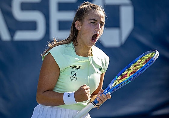 Charo Esquiva celebra un punto.