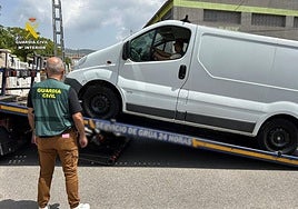 Dos agentes decomisan una de las furgonetas que el apresado albergaba en un taller de Ibi.