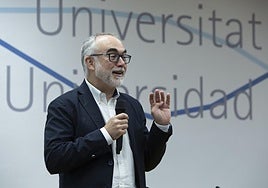El científico Arcadi Navarro durante su charla en la UA.