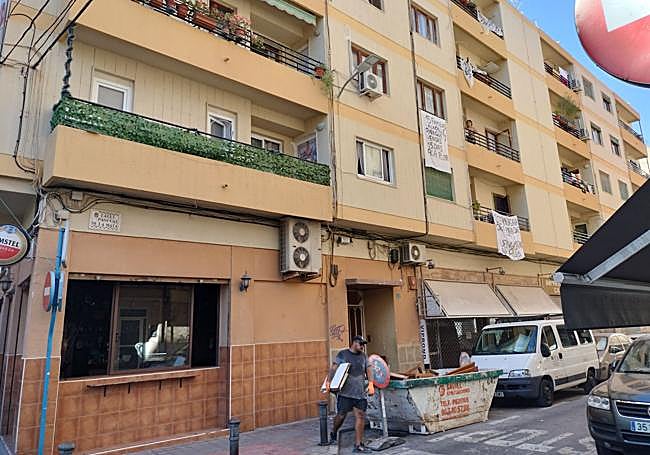 Los obreros trabajan en la vivienda vacía.