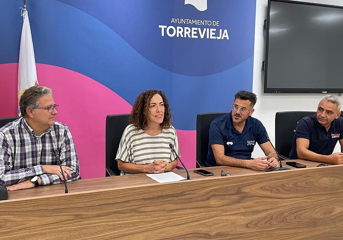 Presentación del acuerdo entre el Ayuntamiento, Telpark y comerciantes locales para facilitar el aparcamiento.