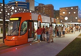 El servicio nocturno del TRAM realizando una de sus paradas.