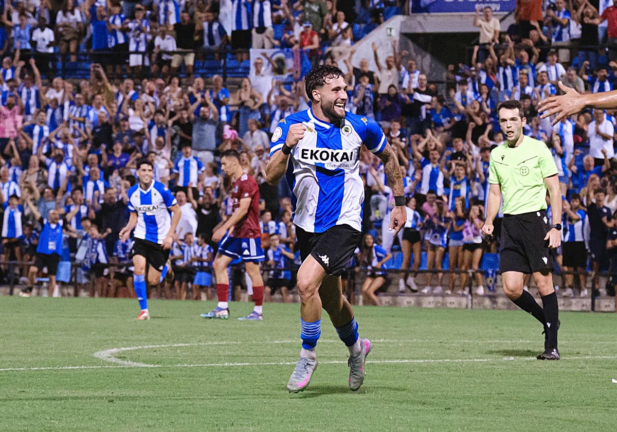 Samu Vázquez celebra su gol ante el Tarazona.