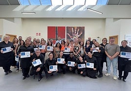 Participantes de Activa Nord muestran sus certificados profesionales tras finalizar la formación en Alicante.