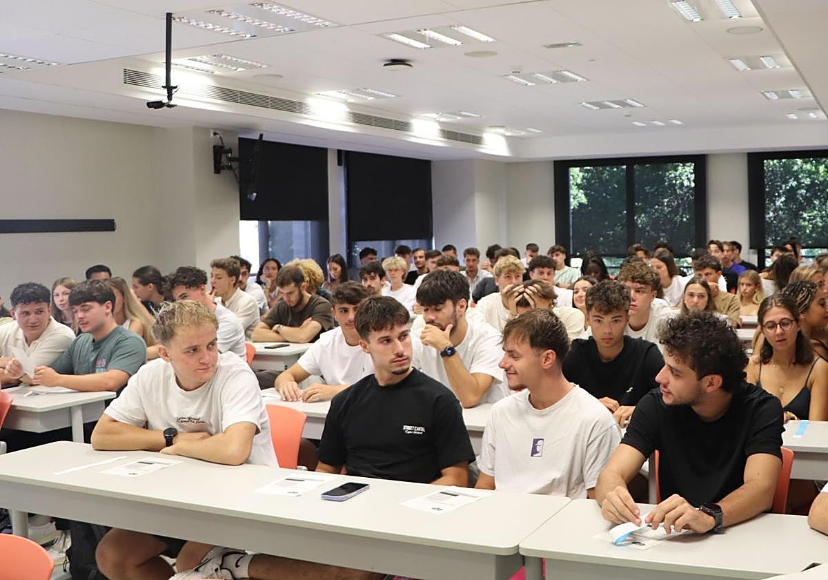Estudiantes asisten a la presentación del curso.