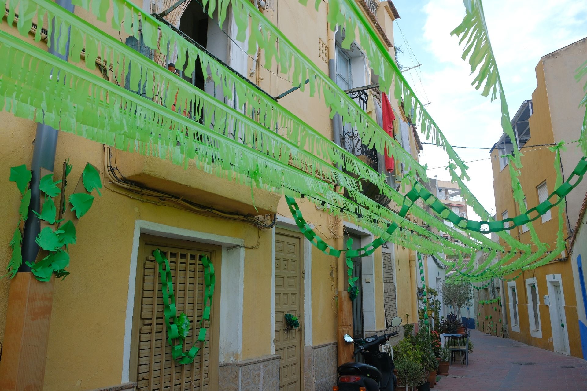 El pregón y el engalanado de calles marcan el inicio de las fiestas del Raval Roig