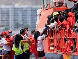 Asistencia humanitaria a migrantes llegados a las islas Canarias.