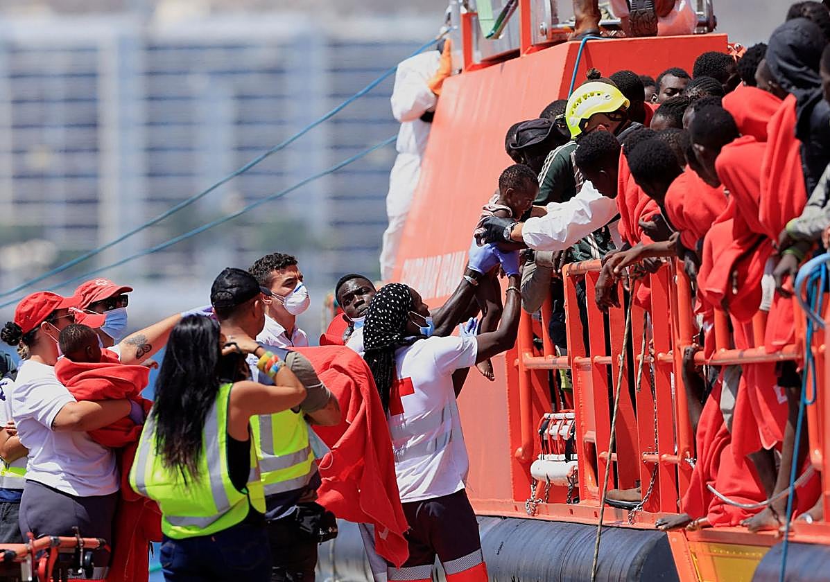 Asistencia humanitaria a migrantes llegados a las islas Canarias.
