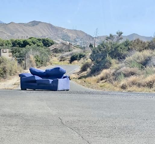 Sofá arrojado por el vecino de forma ilegal.