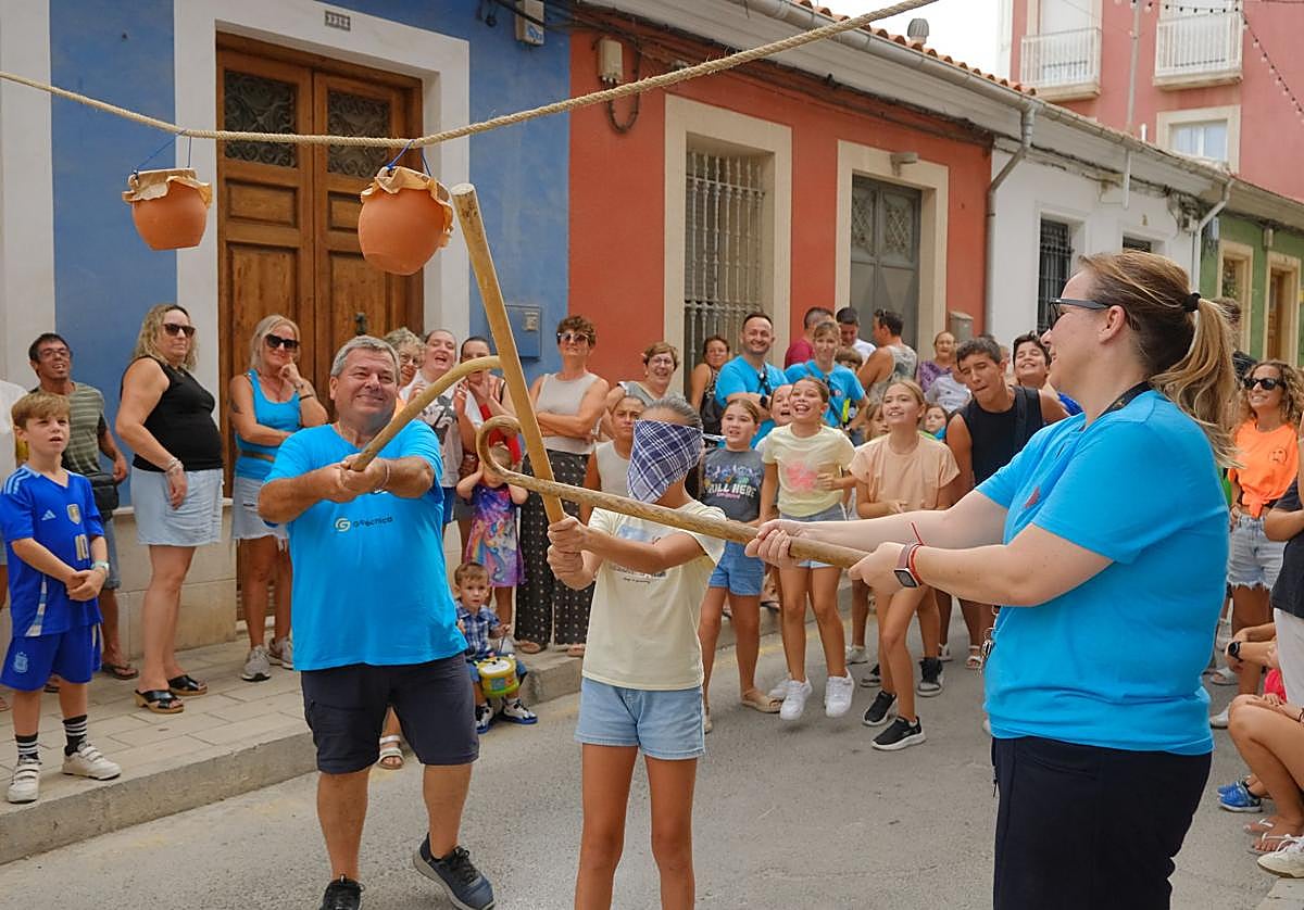 El Raval Roig sigue de fiesta: juegos populares y chocolatada