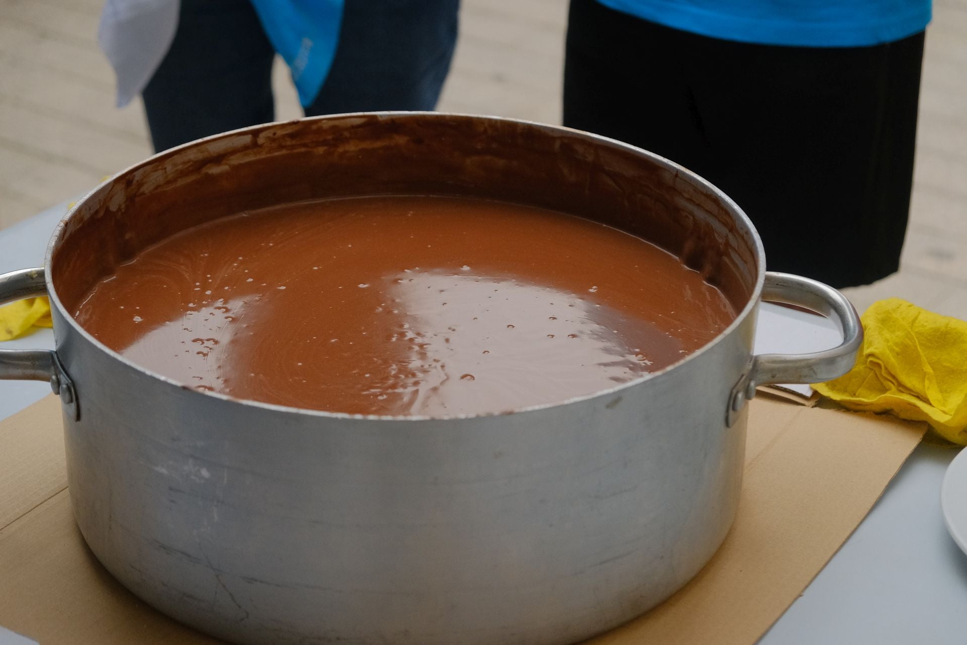 El Raval Roig sigue de fiesta: juegos populares y chocolatada