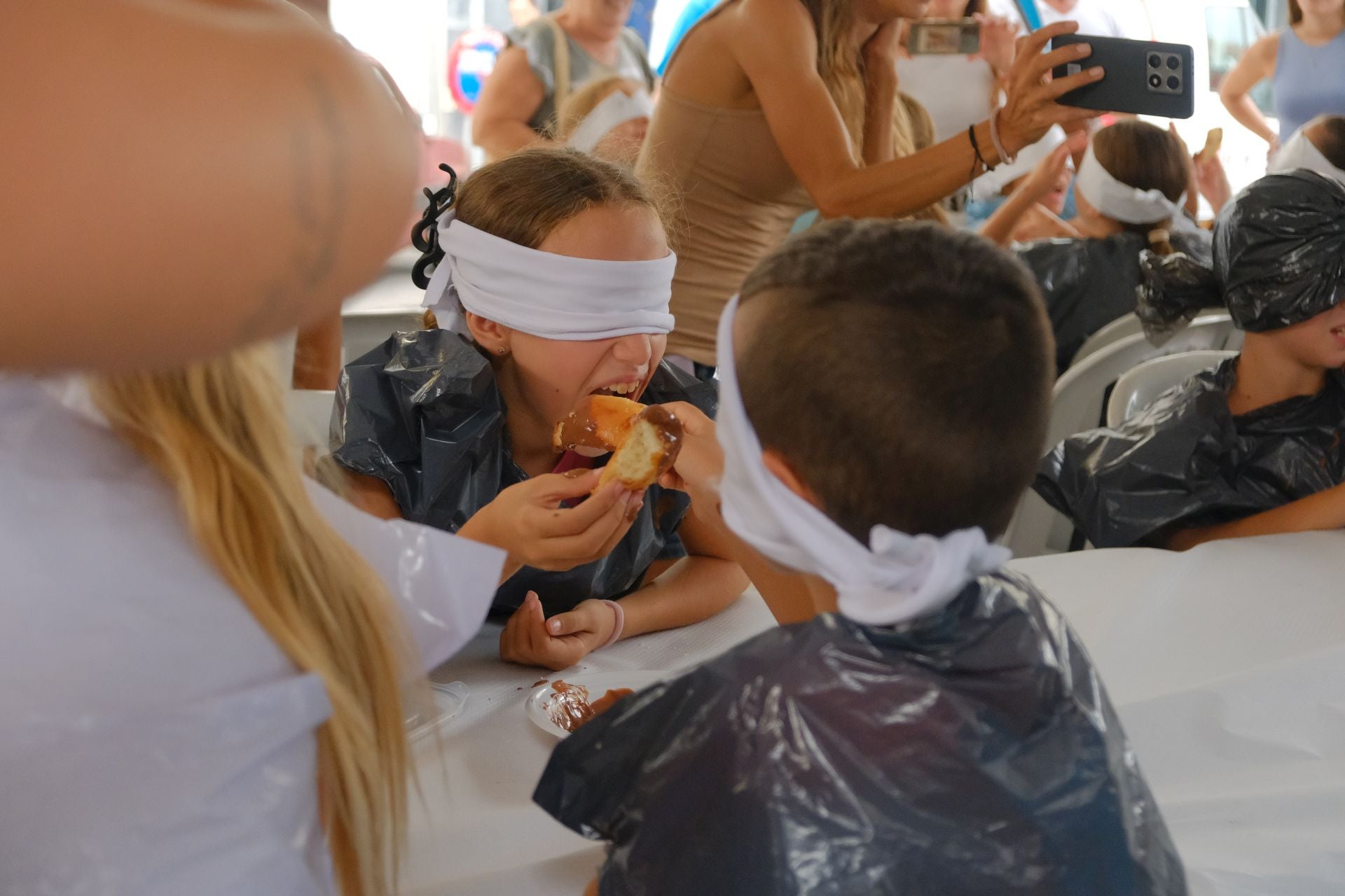 El Raval Roig sigue de fiesta: juegos populares y chocolatada