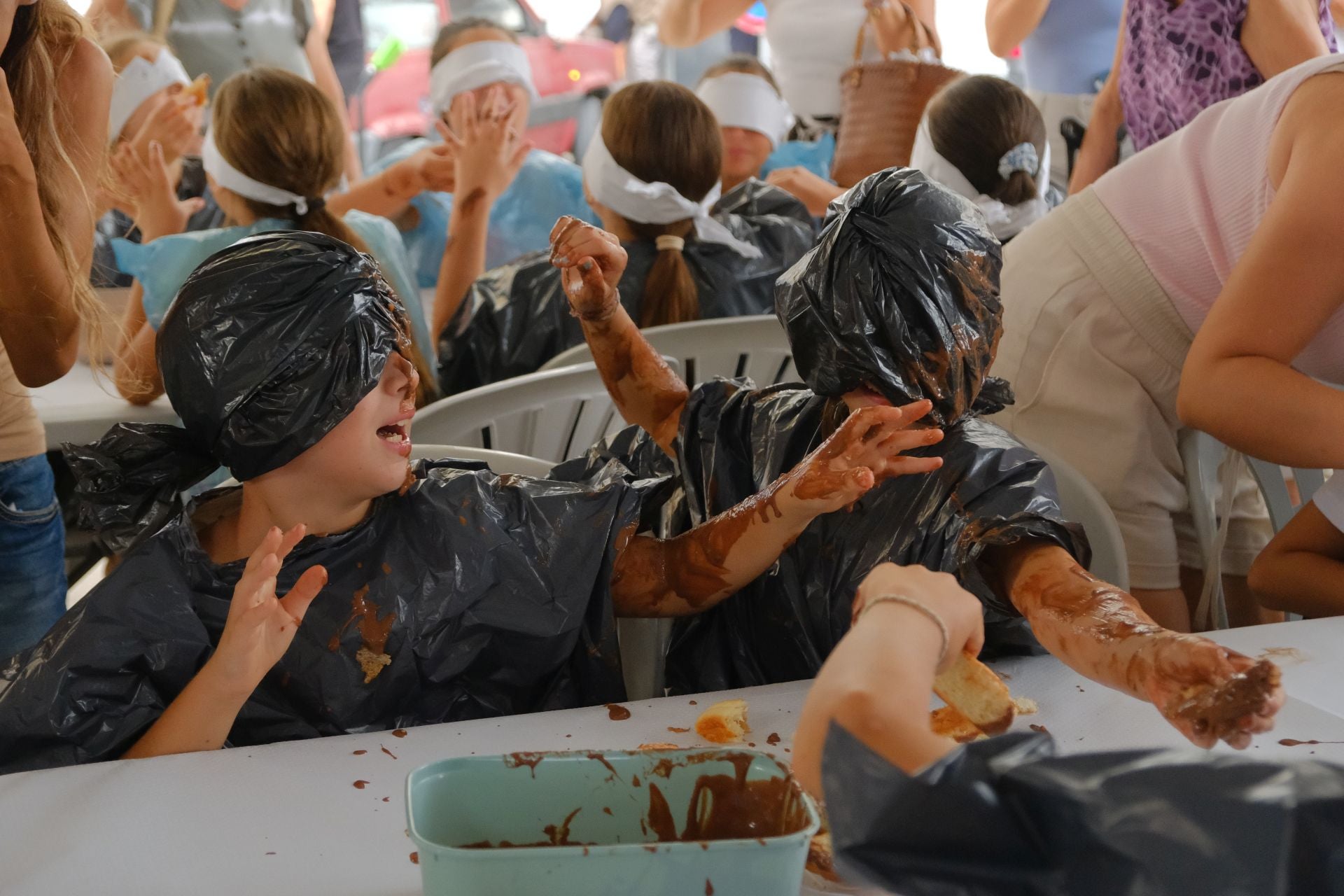 El Raval Roig sigue de fiesta: juegos populares y chocolatada