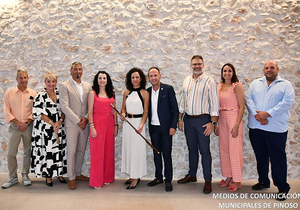 Silvia Verdú sostiene la vara de mando, a su izquierda el alcalde saliente Lárazo Azorín.