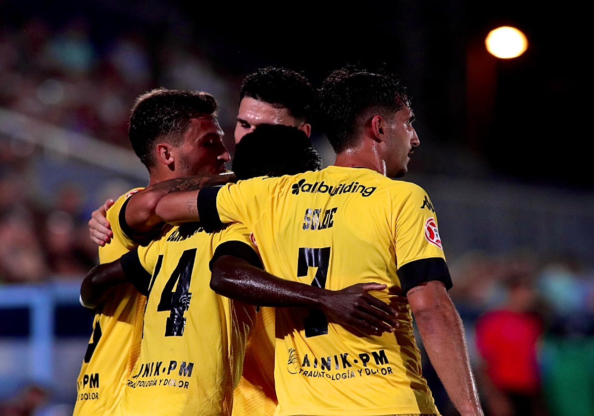Imagen principal - Los jugadores del Hércules abrazan a Ben Hamed tras el empate (1), Torrecilla sigue atentamente el encuentro (2) y Bebé celebra el 2-1 (3).