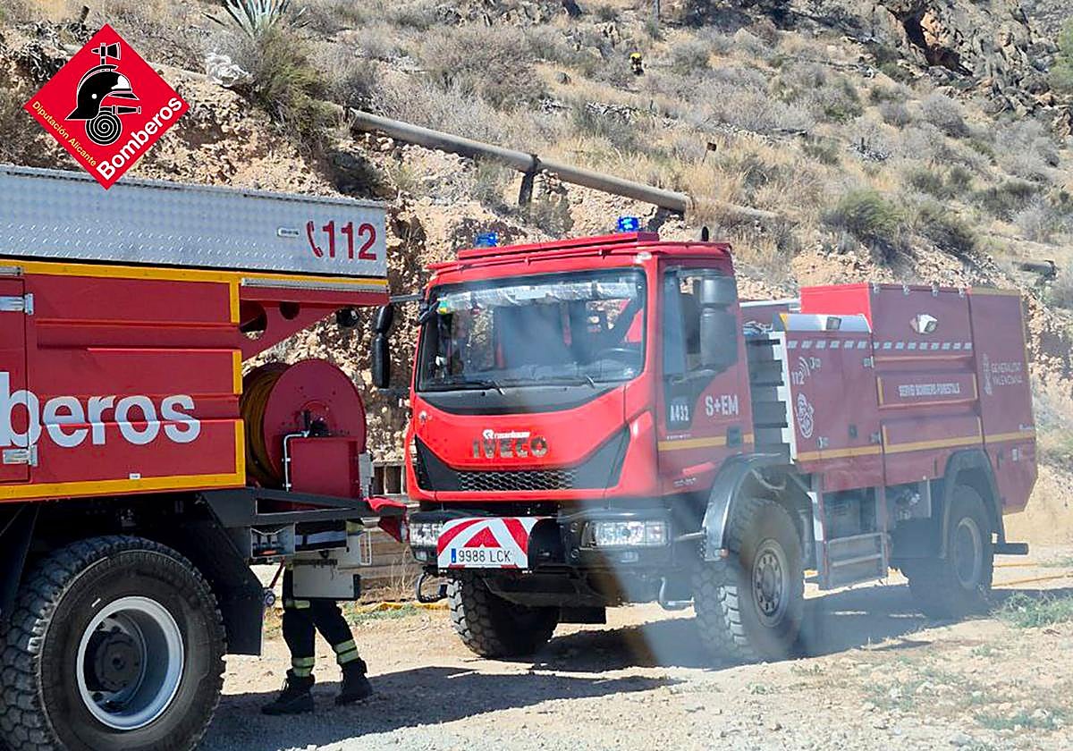 Camiones de bomberos, durante una intervención, en imagen de archivo.