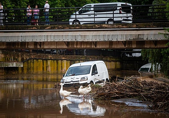 Un vehículo atrapado por la crecida de un río, en imagen de archivo.