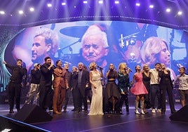 Canto colectivo sobre las tablas del Roig Arena.