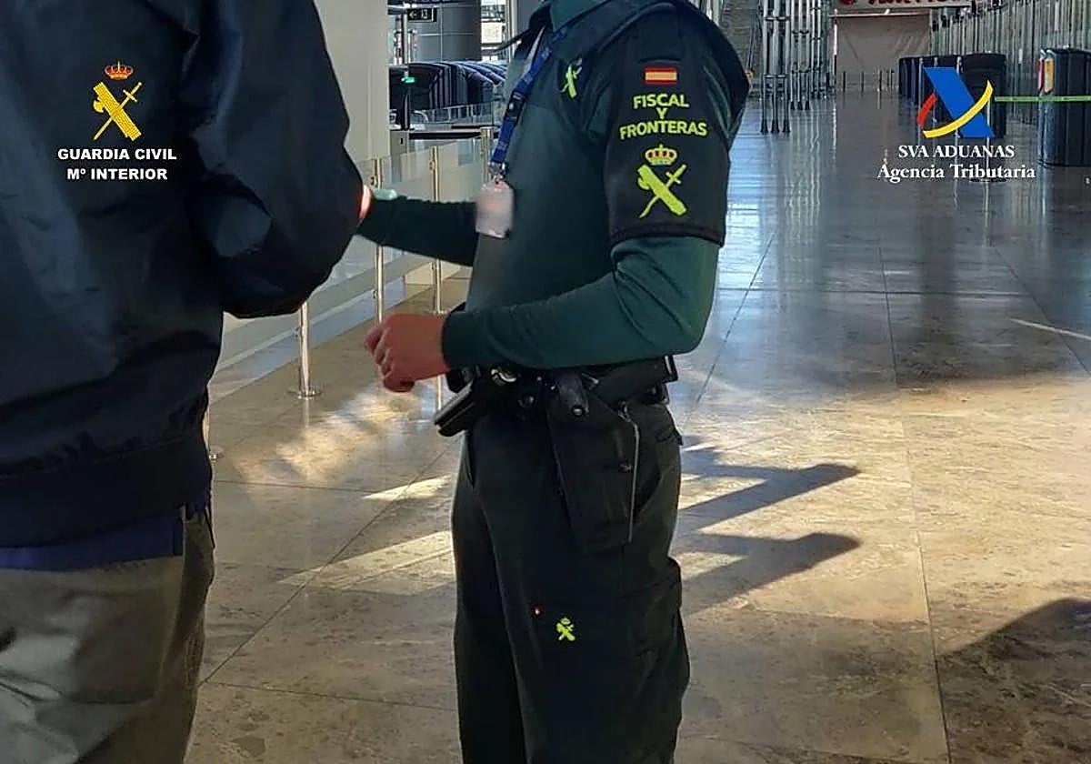 Imagen de archivo de un Guardia Civil en el aeropuerto de Alicante-Elche.