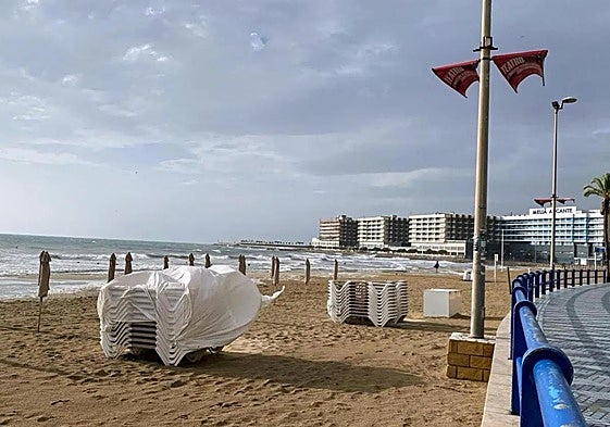 Playa del Postiguet cerrada.