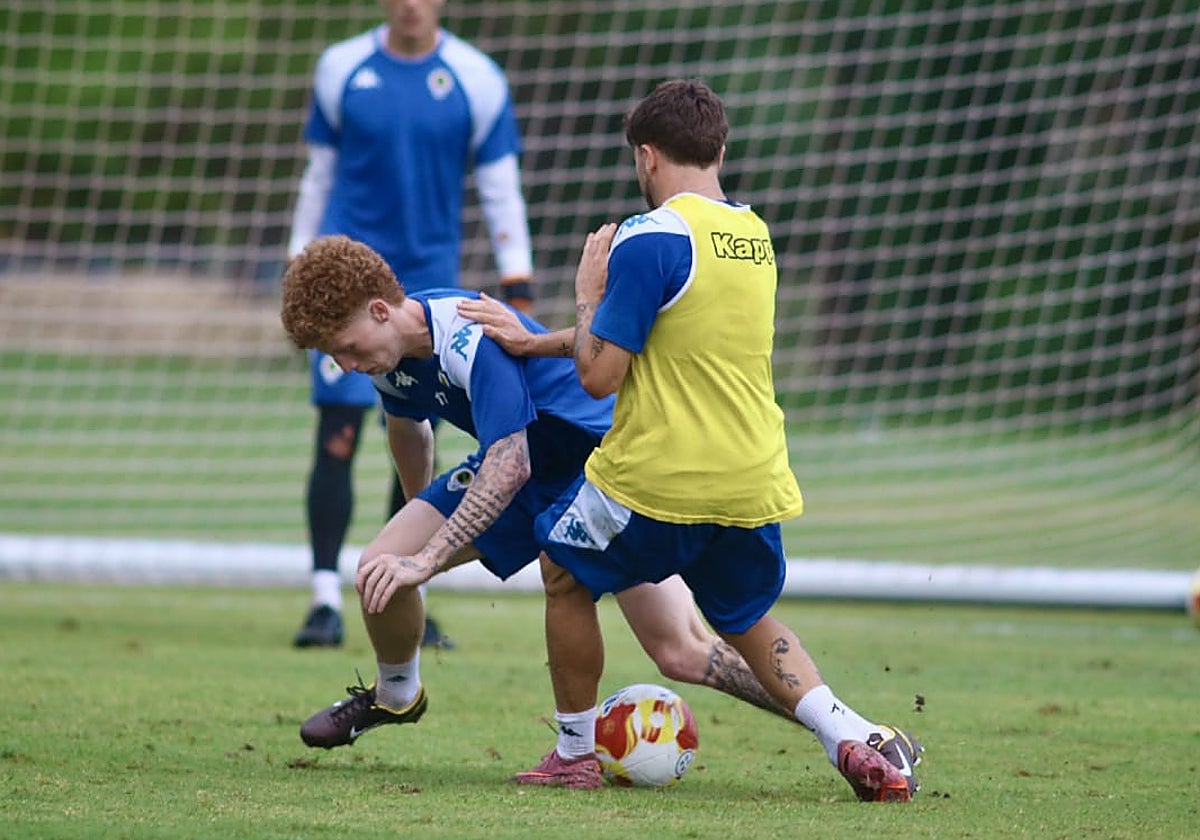 Jeremy de León disputa el balón durante un entrenamiento del Hércules.