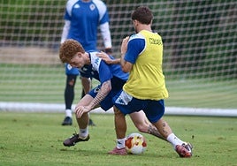 Jeremy de León disputa el balón durante un entrenamiento del Hércules.