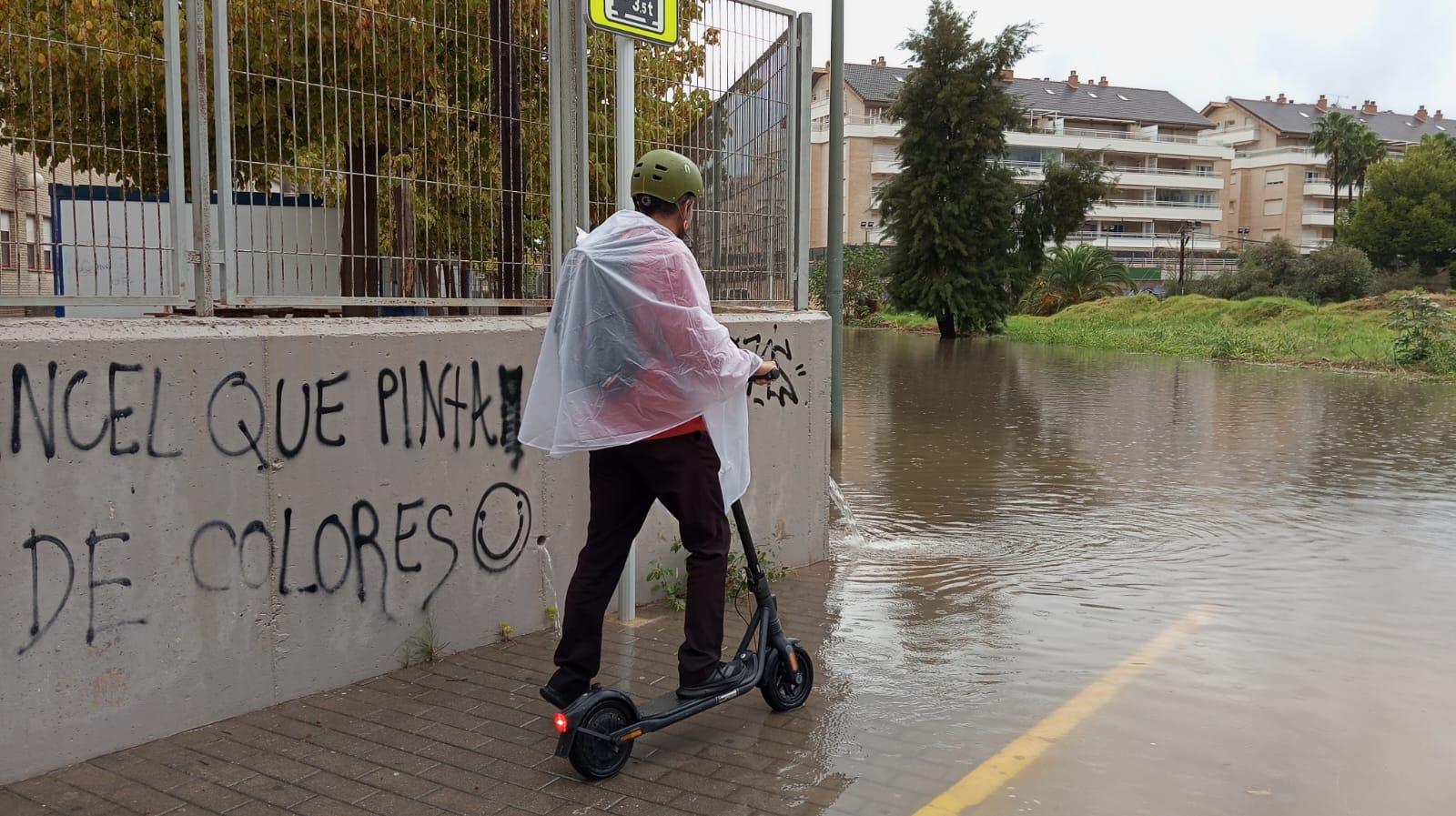 Las lluvias inundan carreteras en el norte de Alicante