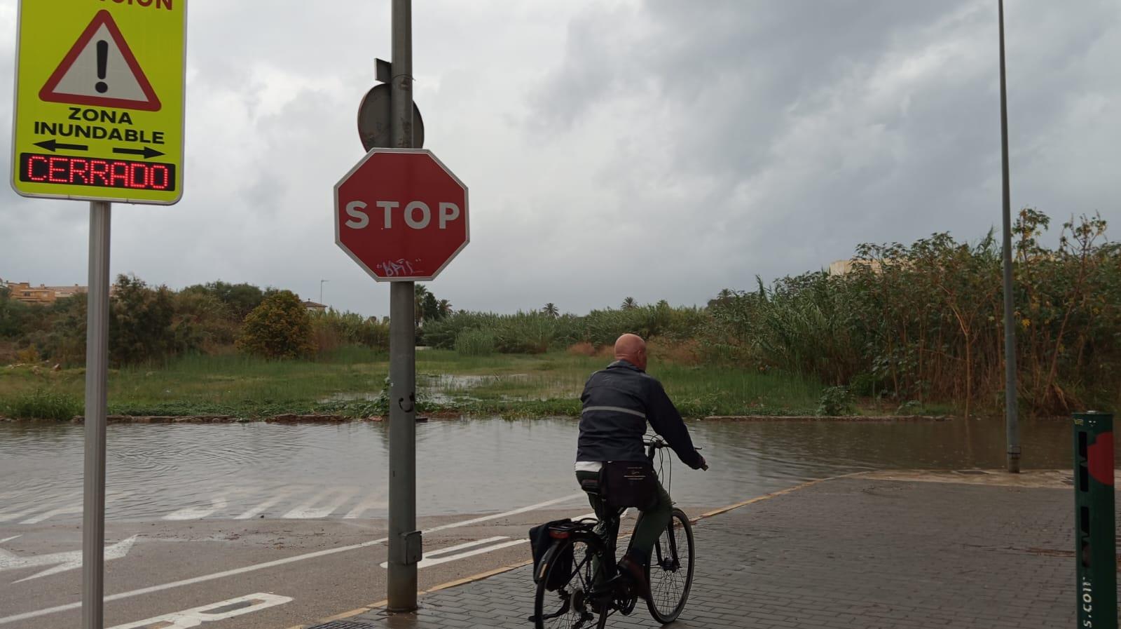 Las lluvias inundan carreteras en el norte de Alicante