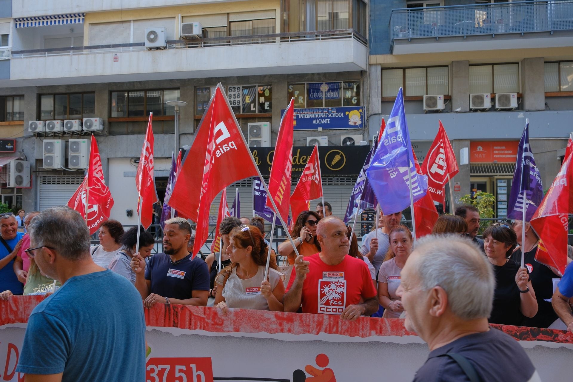 Los sindicatos protestan frente a la sede de la patronal en Alicante en favor de la reducción de jornada laboral