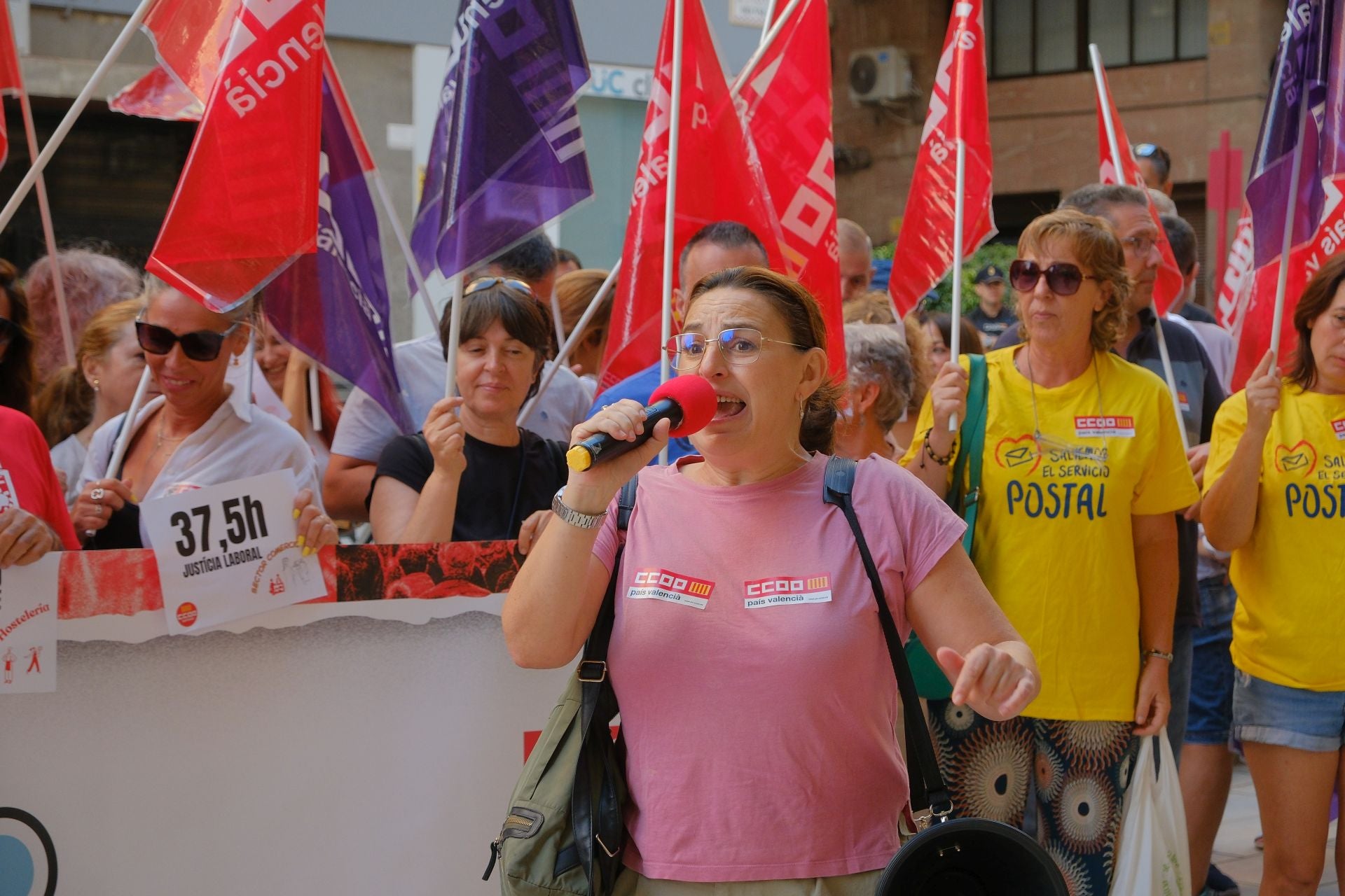 Los sindicatos protestan frente a la sede de la patronal en Alicante en favor de la reducción de jornada laboral