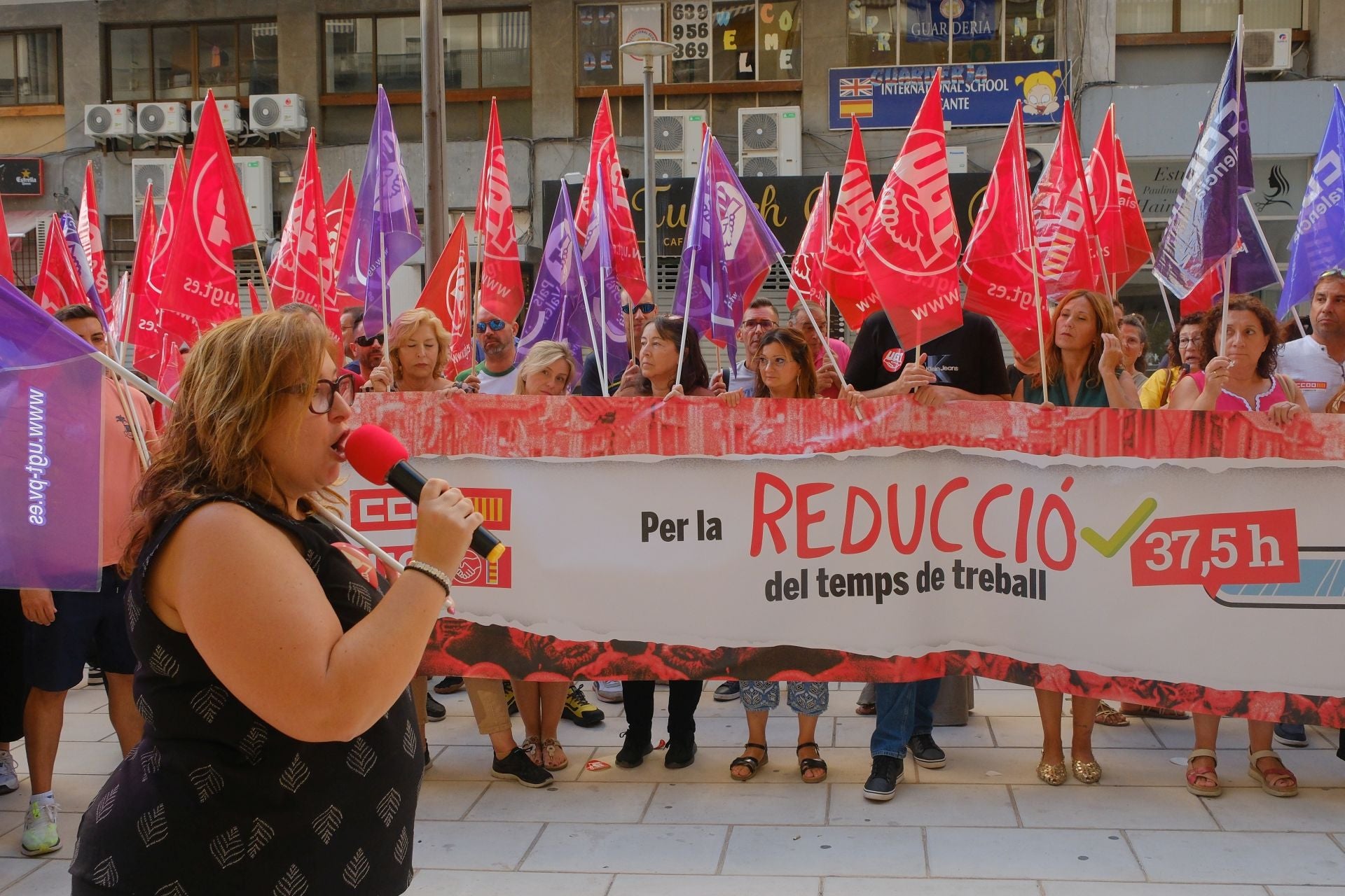 Los sindicatos protestan frente a la sede de la patronal en Alicante en favor de la reducción de jornada laboral