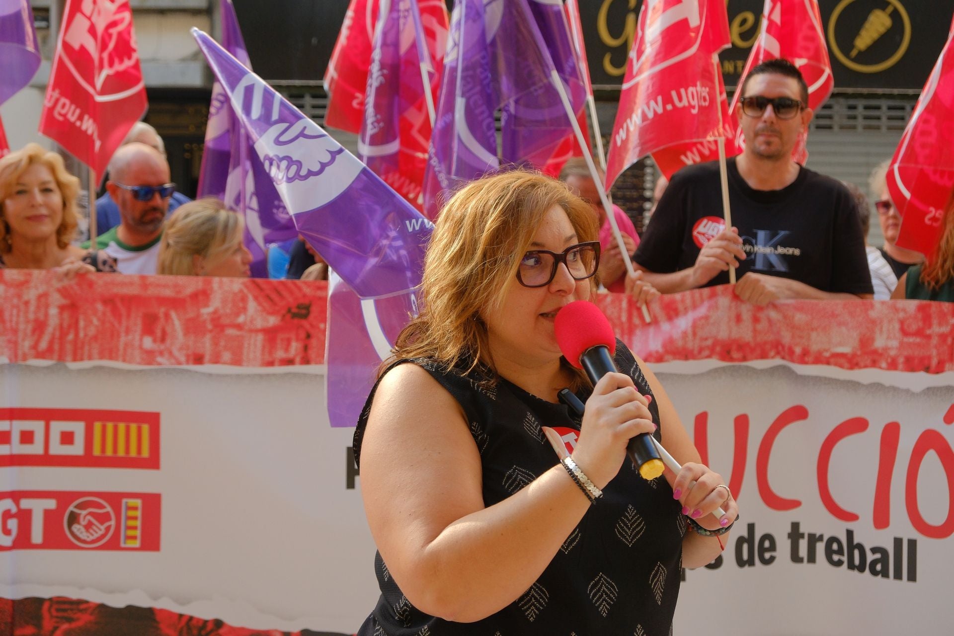 Los sindicatos protestan frente a la sede de la patronal en Alicante en favor de la reducción de jornada laboral