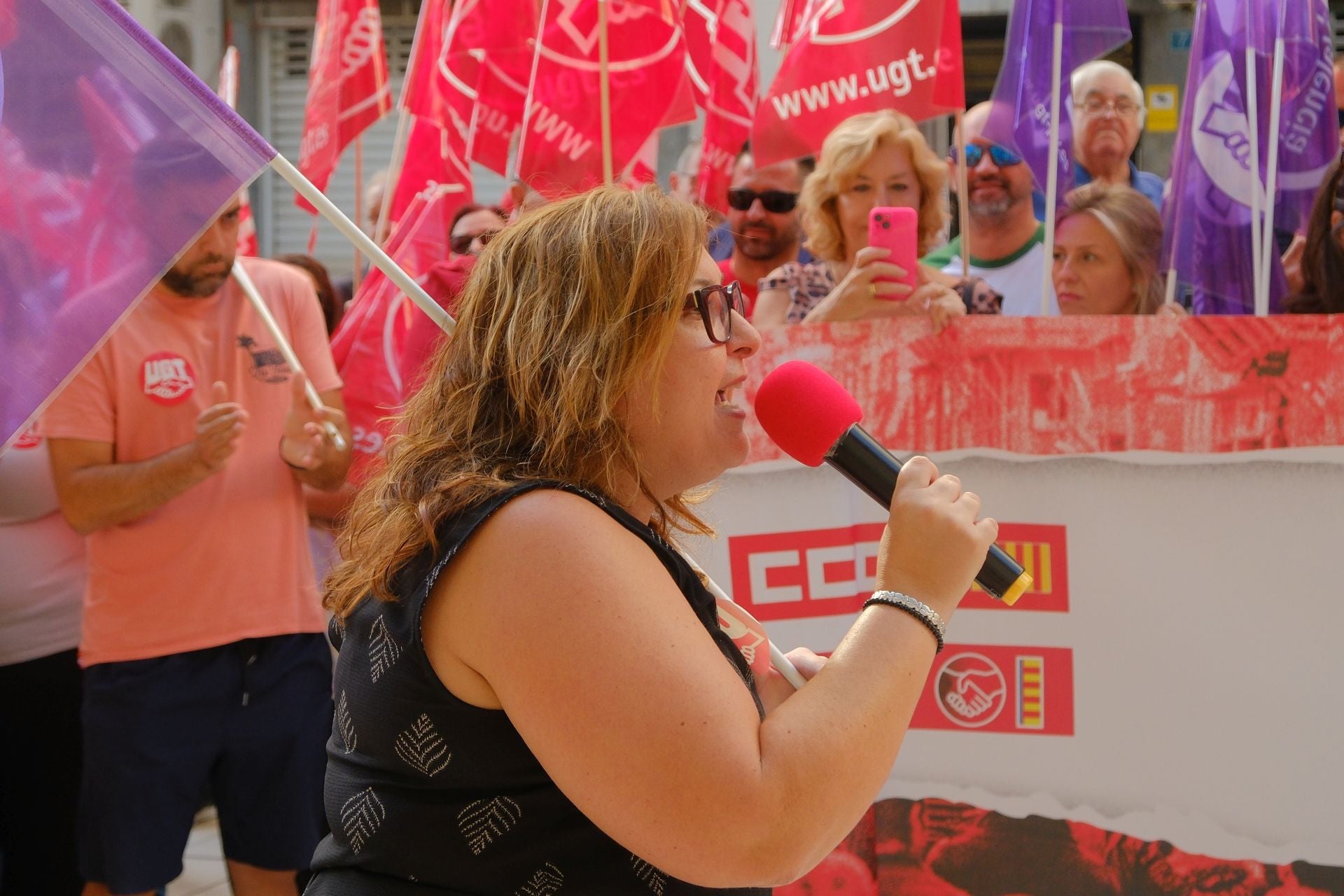 Los sindicatos protestan frente a la sede de la patronal en Alicante en favor de la reducción de jornada laboral