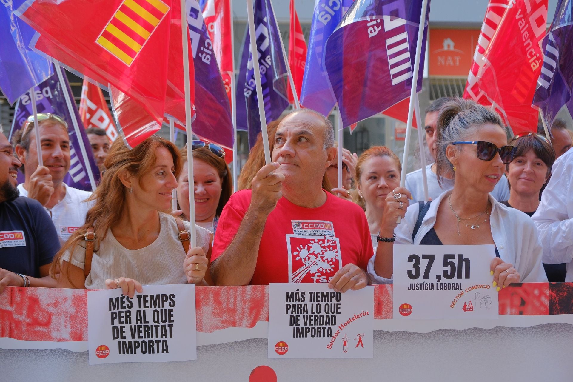 Los sindicatos protestan frente a la sede de la patronal en Alicante en favor de la reducción de jornada laboral